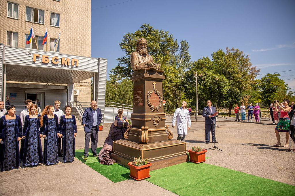 Памятник святителю Луке как символ благодарности медикам