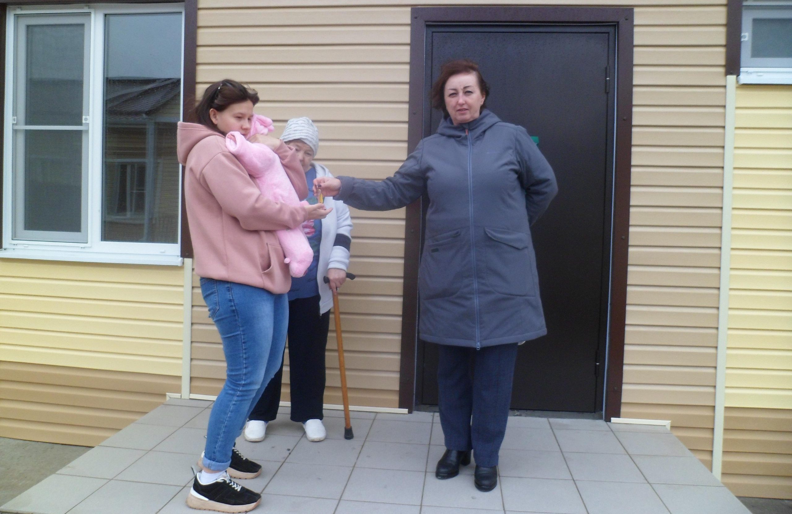 Дети-сироты получили новые квартиры в посёлке Орловском