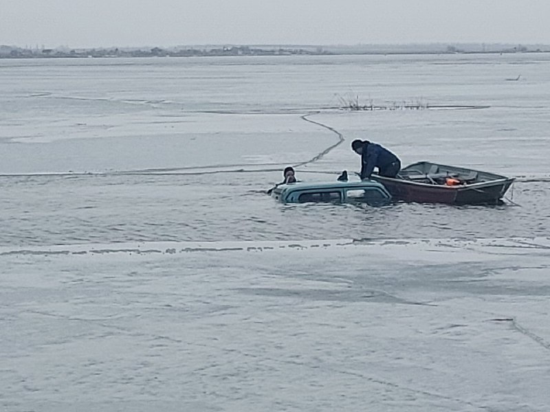 Рыбак погиб, провалившись под лед вместе с машиной