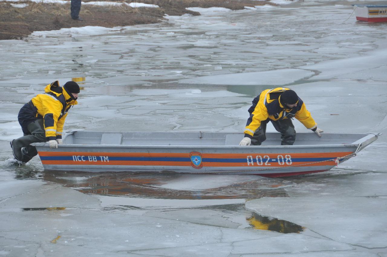 В Ростовской области спасли 4 рыбаков, которые дрейфовали на льдинах