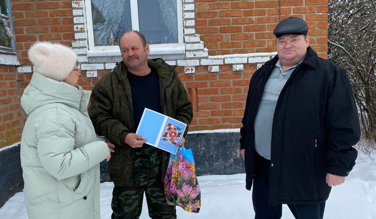 В Камышевском поселении поздравили семьи участников спецоперации