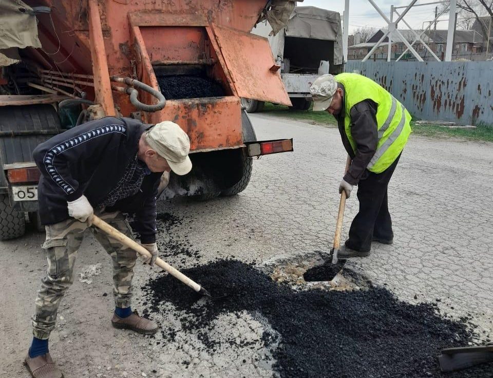 В РАЙЦЕНТРЕ ВЕДЁТСЯ ЯМОЧНЫЙ РЕМОНТ ДОРОГ