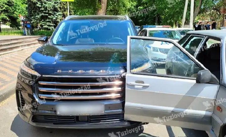 В Ростовской области автомобиль, перевозивший Александра Розенбаума, попал в ДТП