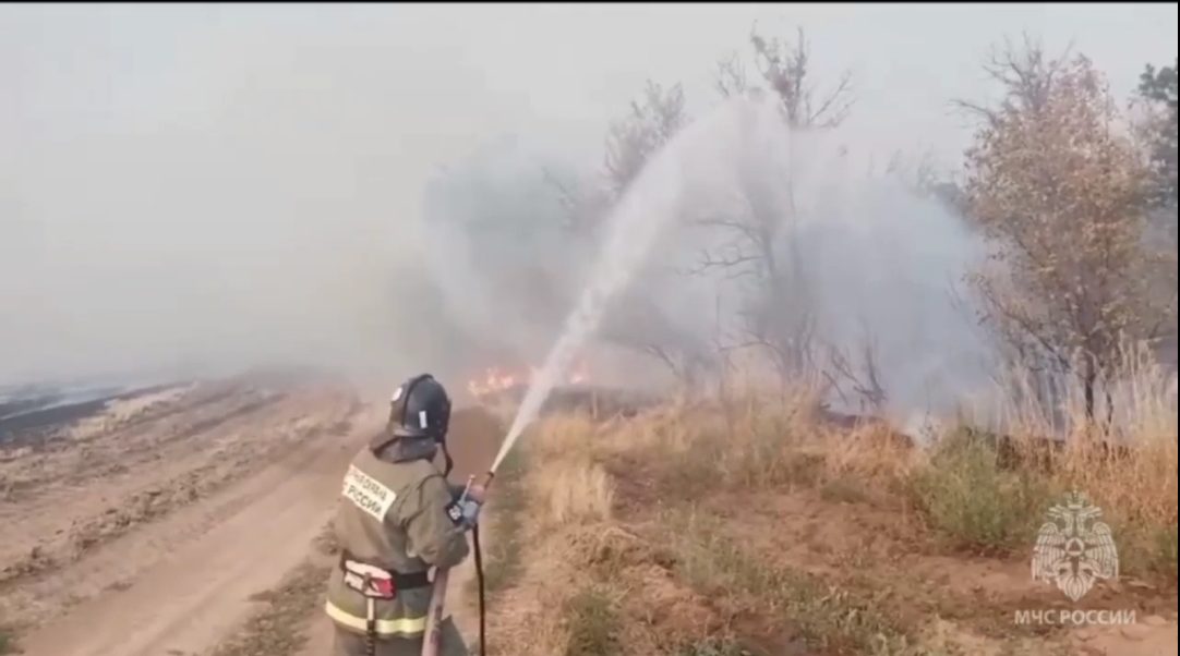 В Орловском районе полыхает пожар