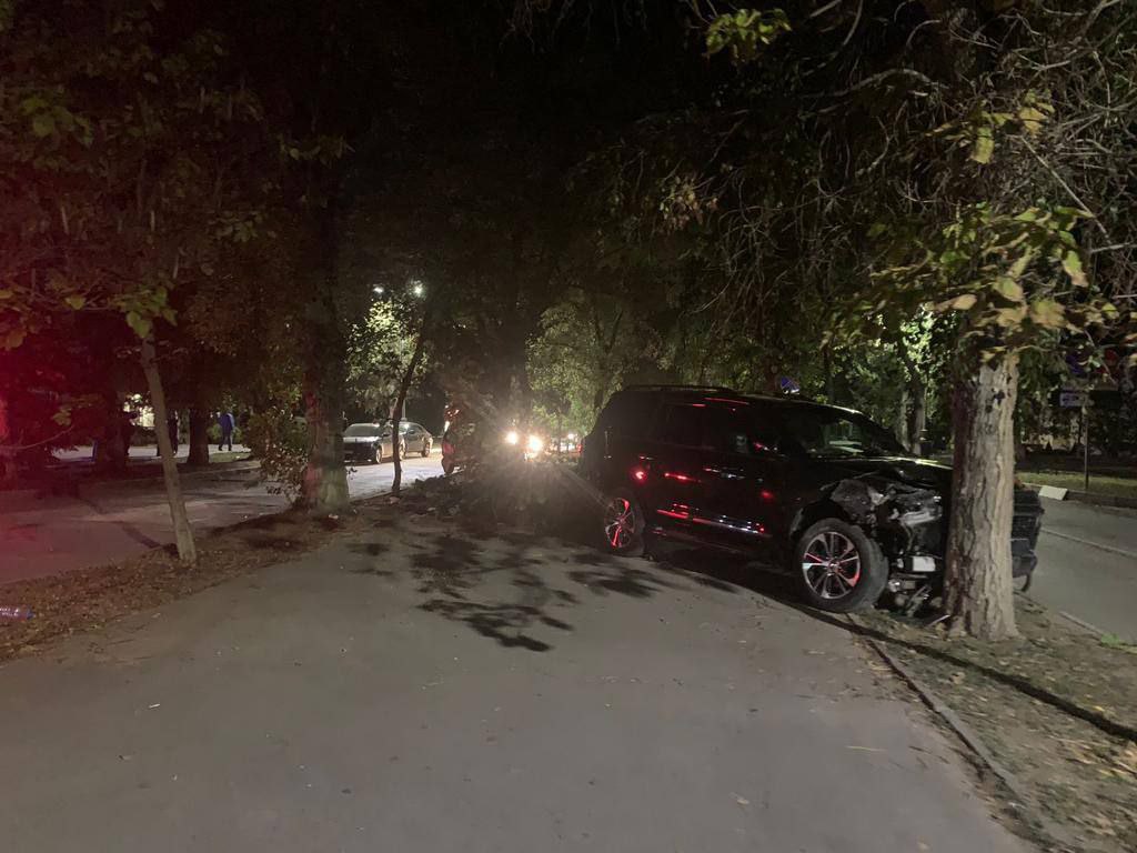 В Волгодонске автомобиль сбил пешехода на лавочке