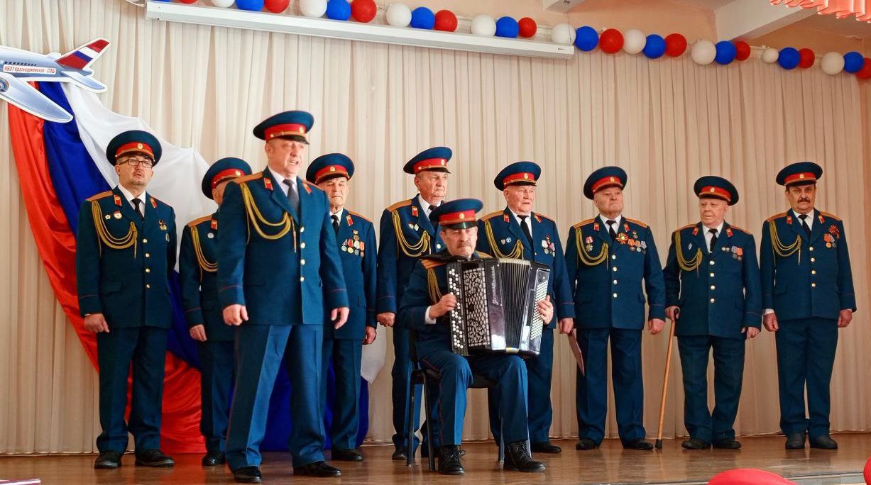 Народный хор ветеранов войны и труда выступает в школах