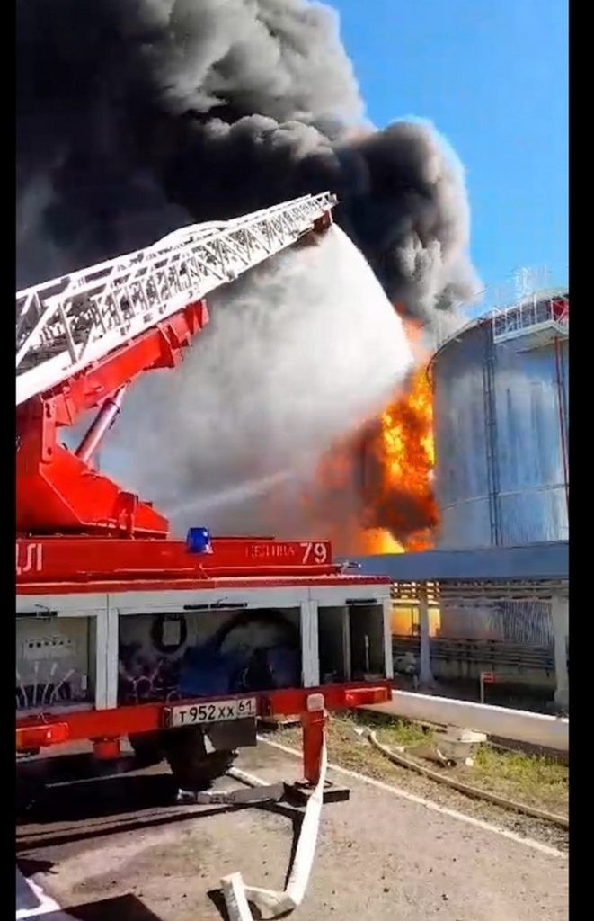 Продолжается тушение пожара на промскладе в Пролетарске