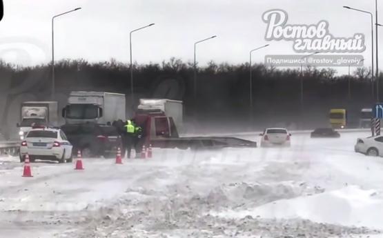 «День жестянщика»: на заснеженной трассе в Ростовской области столкнулись и вылетели в кювет четыре машины